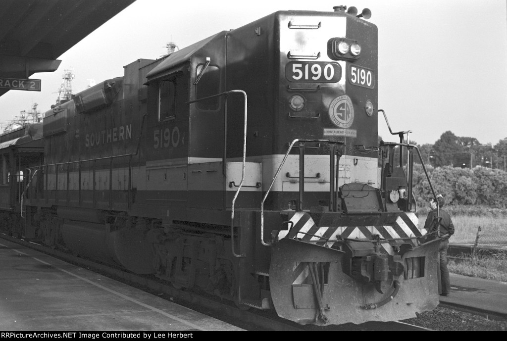 SOU 5190 with the steam excursion consist